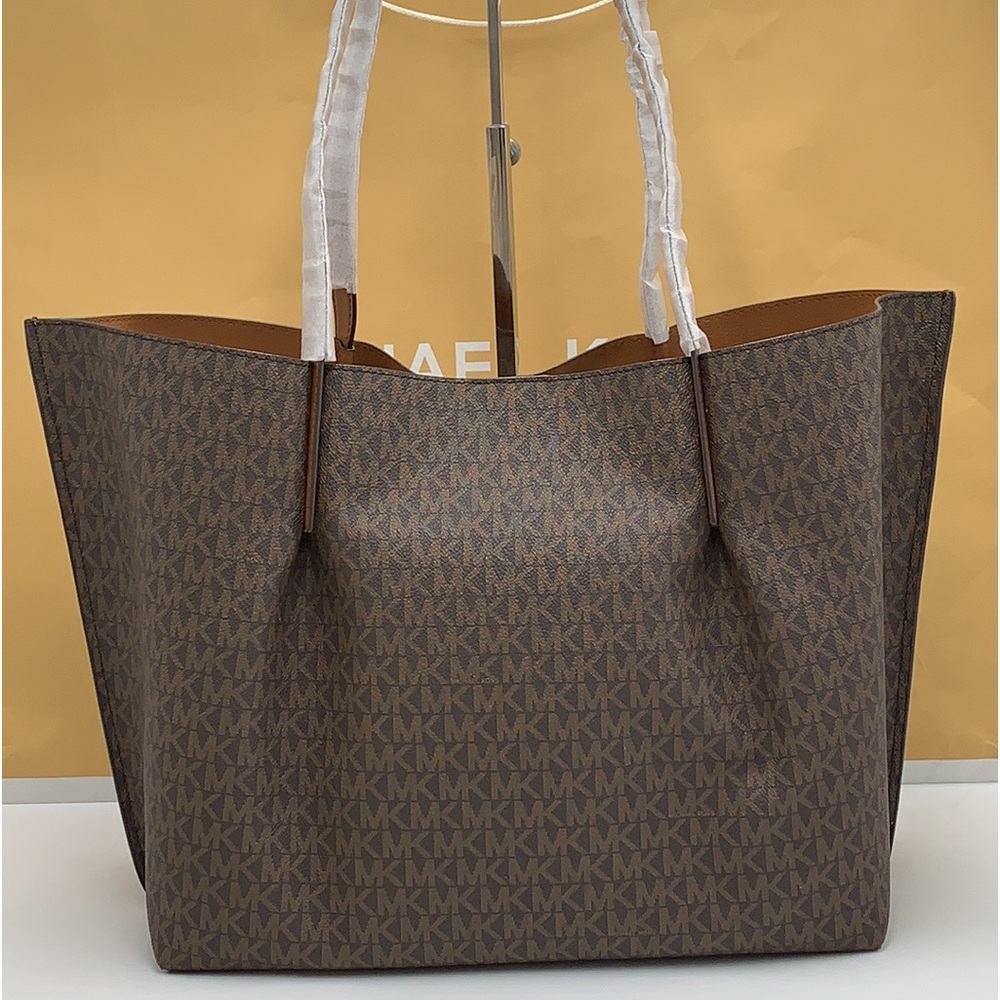 MICHAEL KORS
Emilia Large Logo Tote Shoulder Bag
COLOR BROWN
NWT - Picture 7 of 16